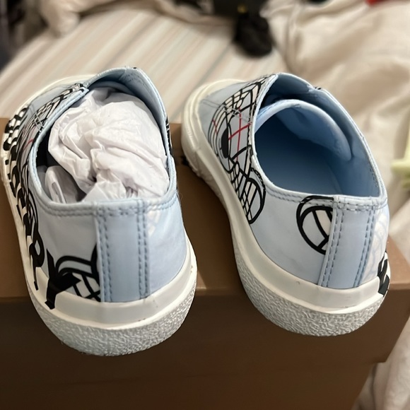 Pale blue low top sneakers - Picture 3 of 5